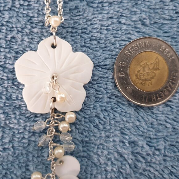 Vintage Avon Mother of Pearl Carved Flower Silver Tone Pendant Necklace Necklace - Picture 7 of 9